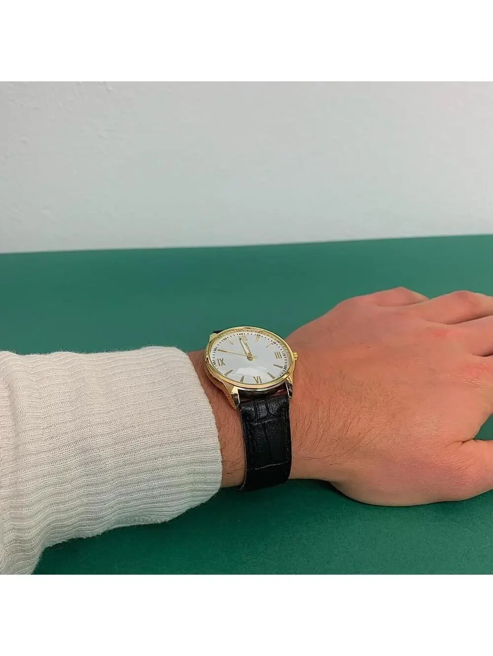 Minimalistic Black essential vintage 90s style gold and leather style band watch